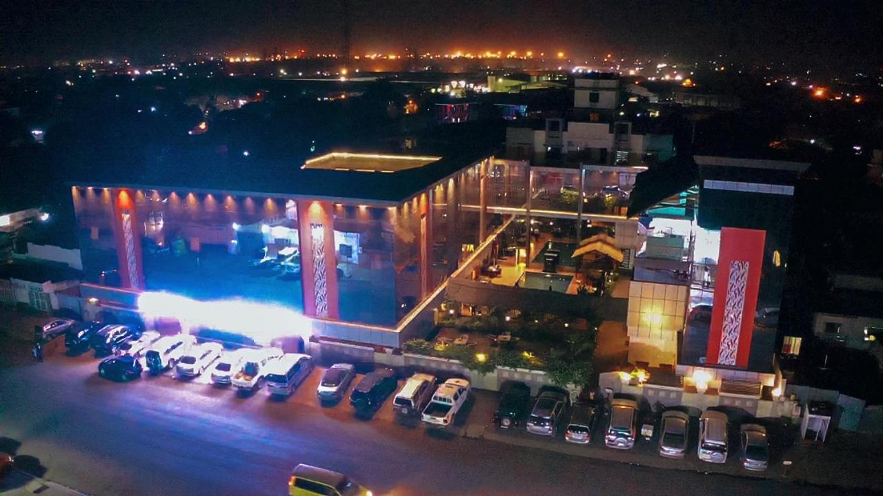Hotel ルブンバシ エクステリア 写真